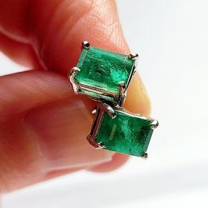 Unique Afghan Panjshiri Emeralds, 1.6 CT, Green, hand-set in Afghanistan